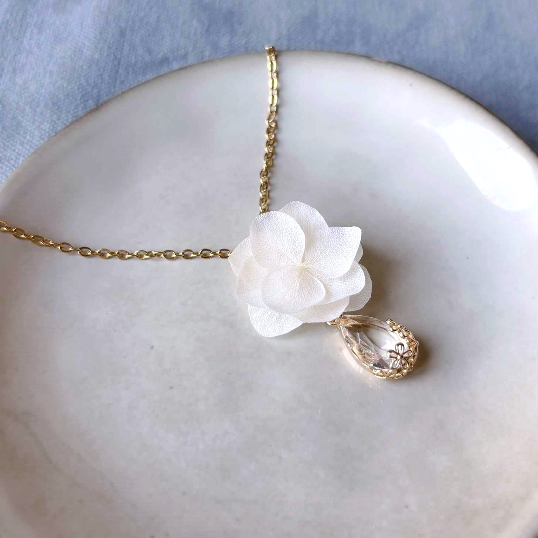 Collier Cassandre en fleurs stabilisées Cassandre blanc et or