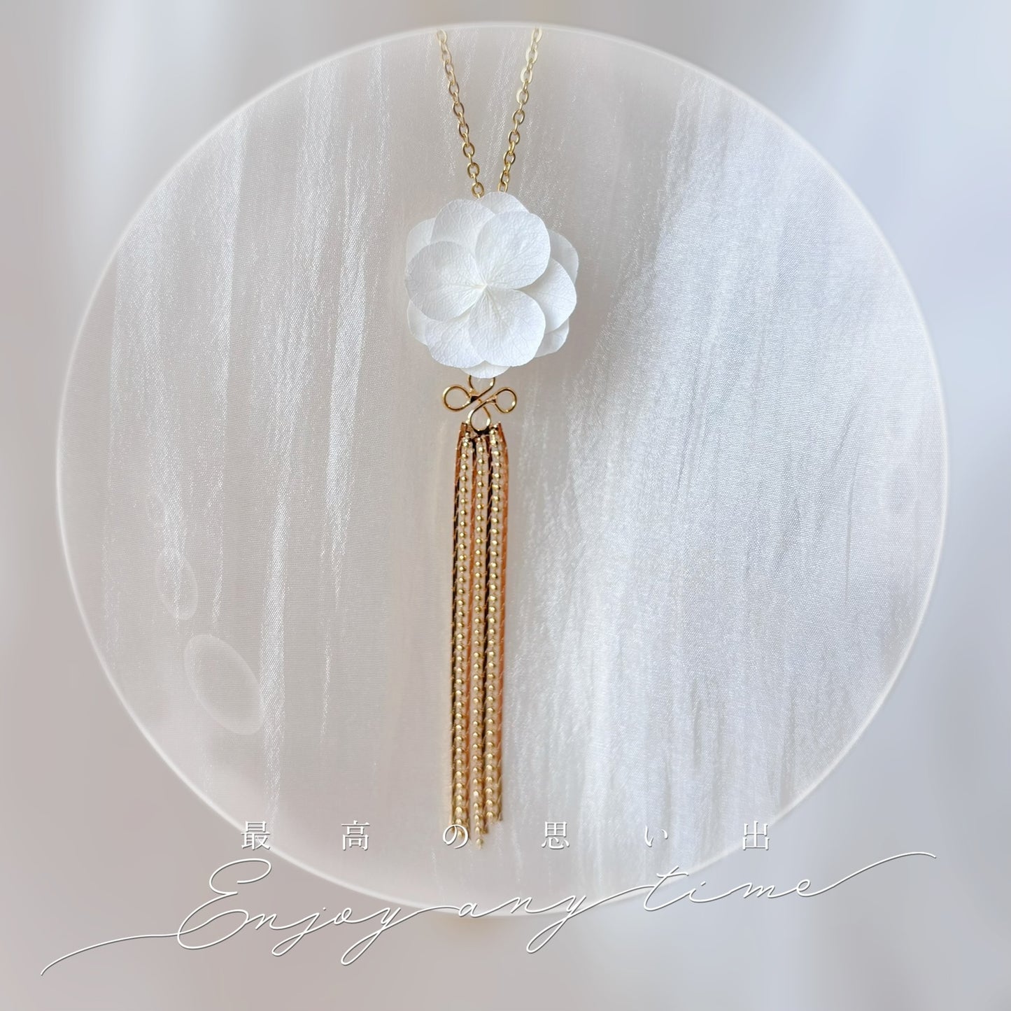 Bijou de mariée avec fleurs stabilisées et pampille en chaînes fines dorées