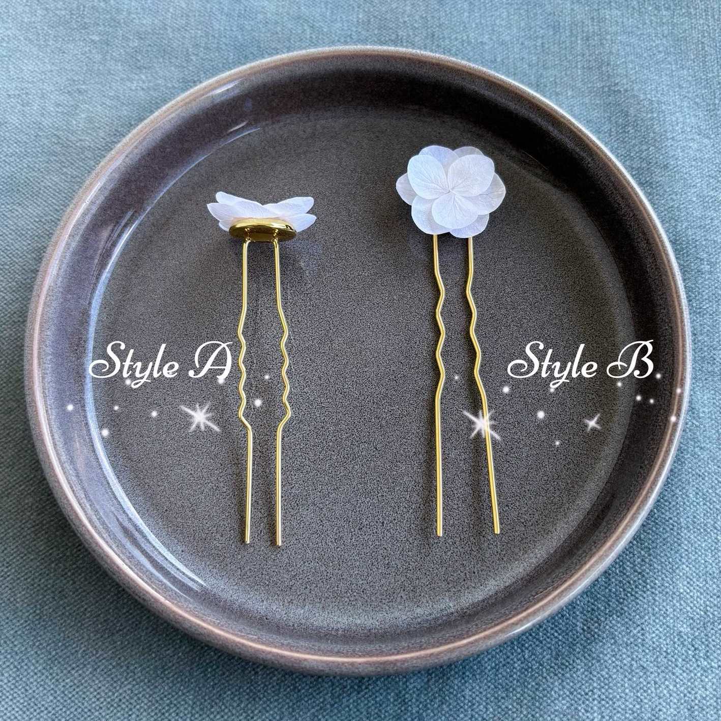 Accessoires cheveux mariage faits main avec fleurs d'hortensias stabilisées, piques dorées - Hana&Alice.