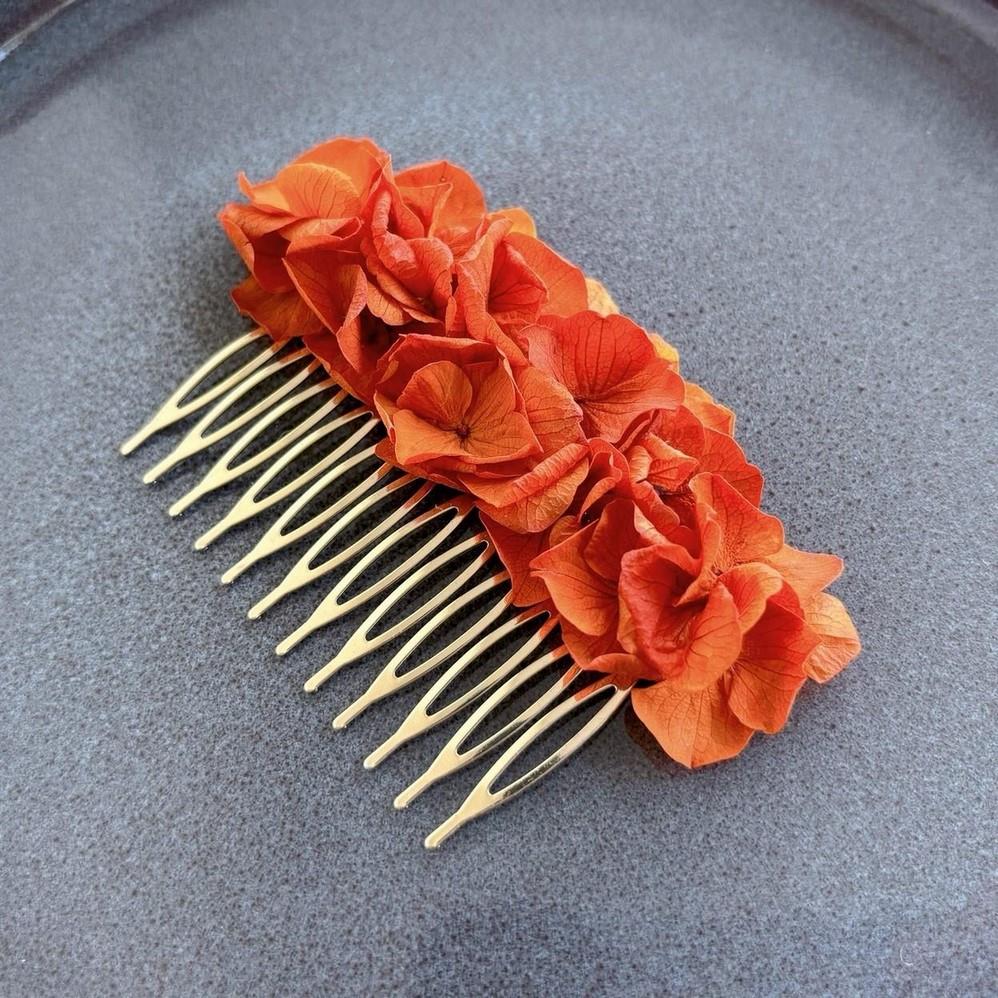 Accessoire de coiffure nuptiale Hana&Alice, peigne fait main couleur terracotta pour chignon de mariée.