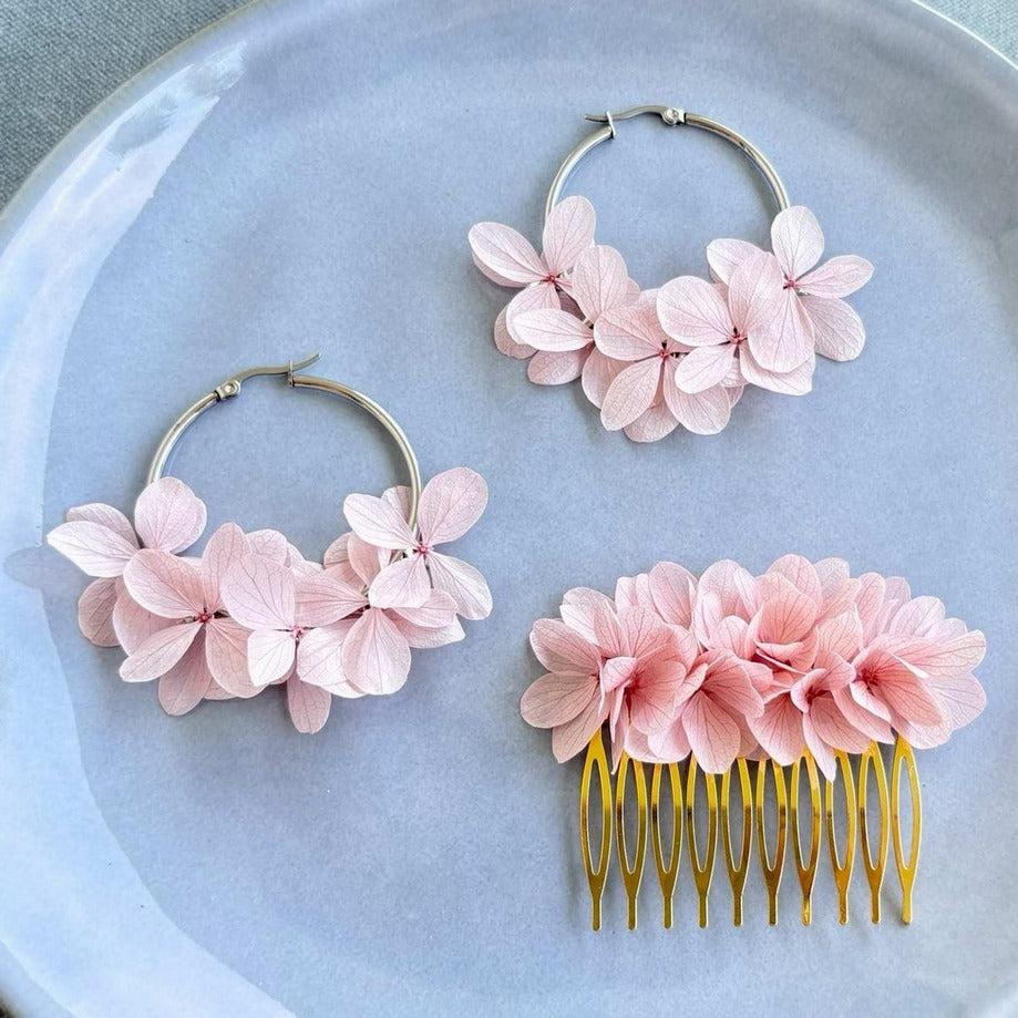 Peigne mariage fait main Hana&Alice, accessoire floral en pétales d’hortensias stabilisés disponible en différents coloris.