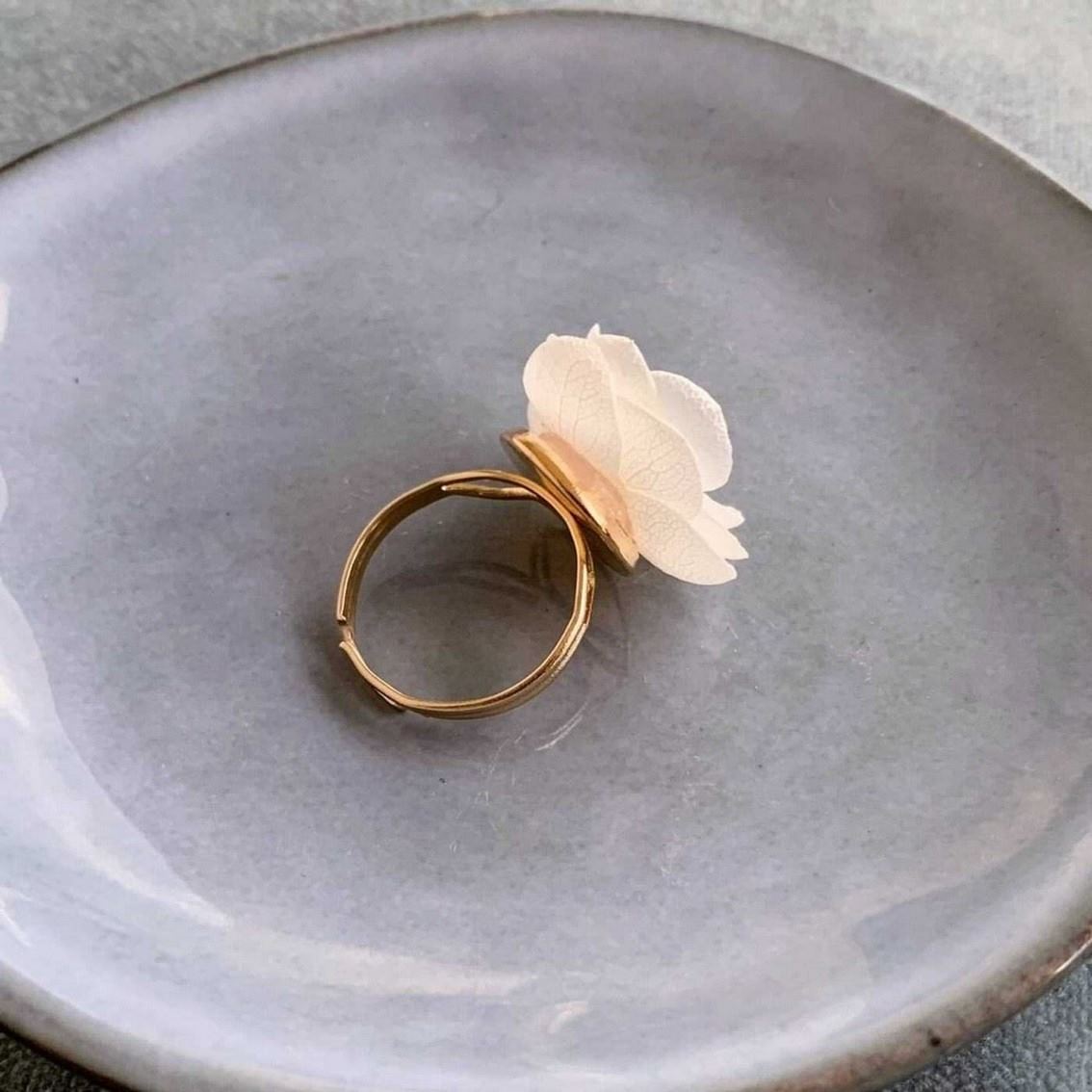 Bijou mariage Hana&Alice : bague dorée avec fleur d'hortensia stabilisée en blanc crème.