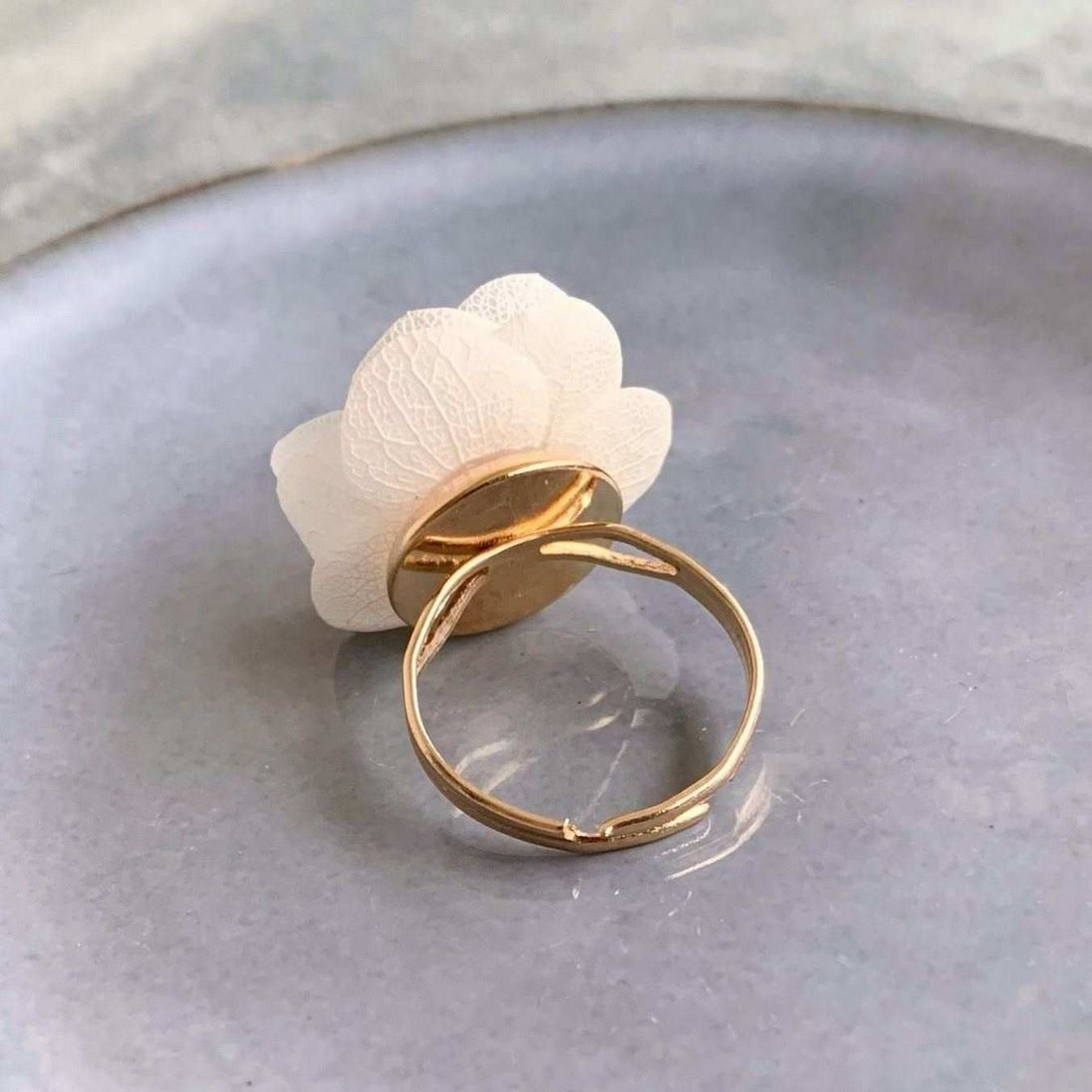 Bague avec fleur d'hortensia stabilisée pour mariage, création unique et élégante Hana&Alice.