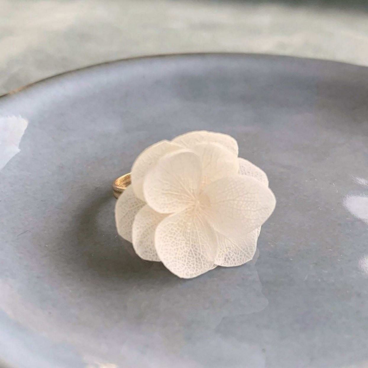 Bague de mariage ajustable avec fleur d'hortensia stabilisée, style naturel et raffiné Hana&Alice.