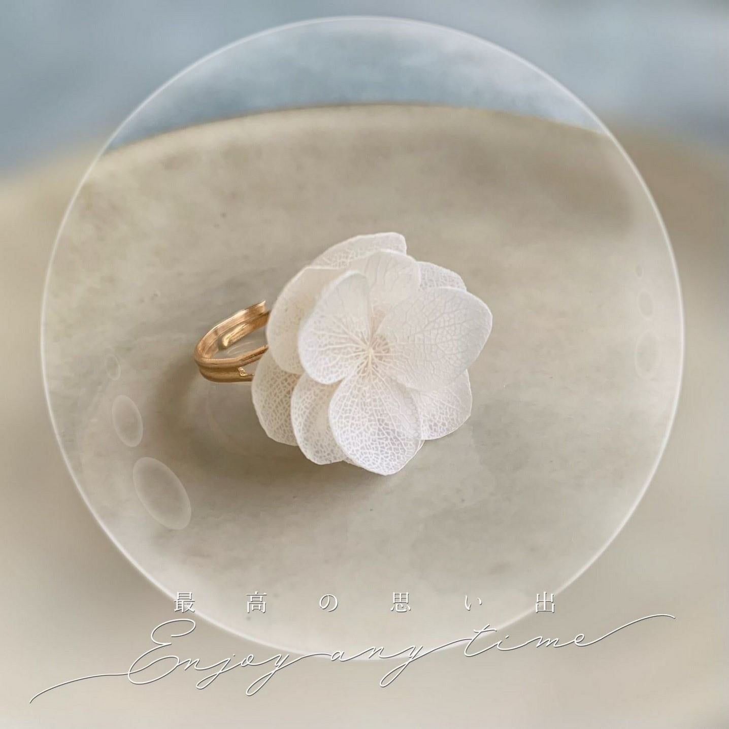Bague mariage Hana&Alice dorée avec fleur d'hortensia stabilisée, bijou fait main pour mariée.