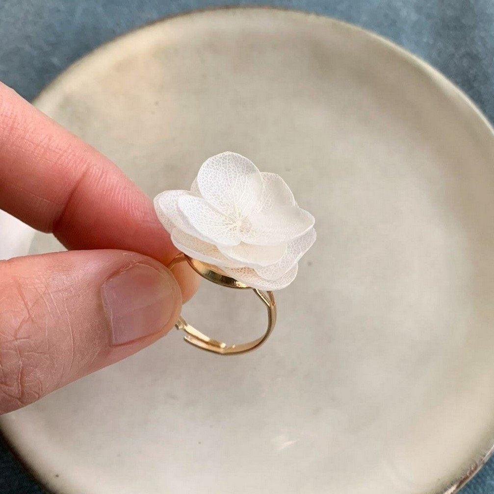 Bague artisanale en métal doré ou argenté avec fleur d'hortensia stabilisée, bijou mariage Hana&Alice.