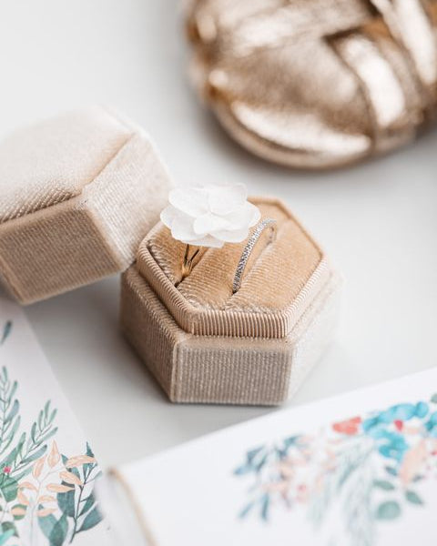 Bague dorée avec fleur d'hortensia stabilisée, accessoire de mariage romantique Hana&Alice