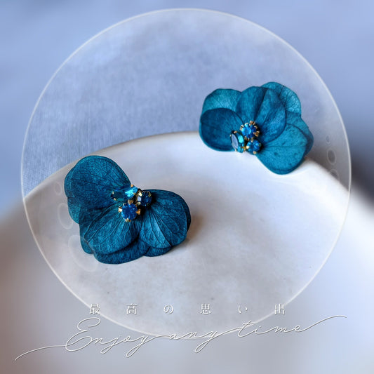 Boucles d'oreilles en pétales d'hortensias bleu saphir avec strass scintillants, parfaites comme bijoux mariage pour mariées, demoiselles d'honneur ou témoins, signées Hana&Alice.