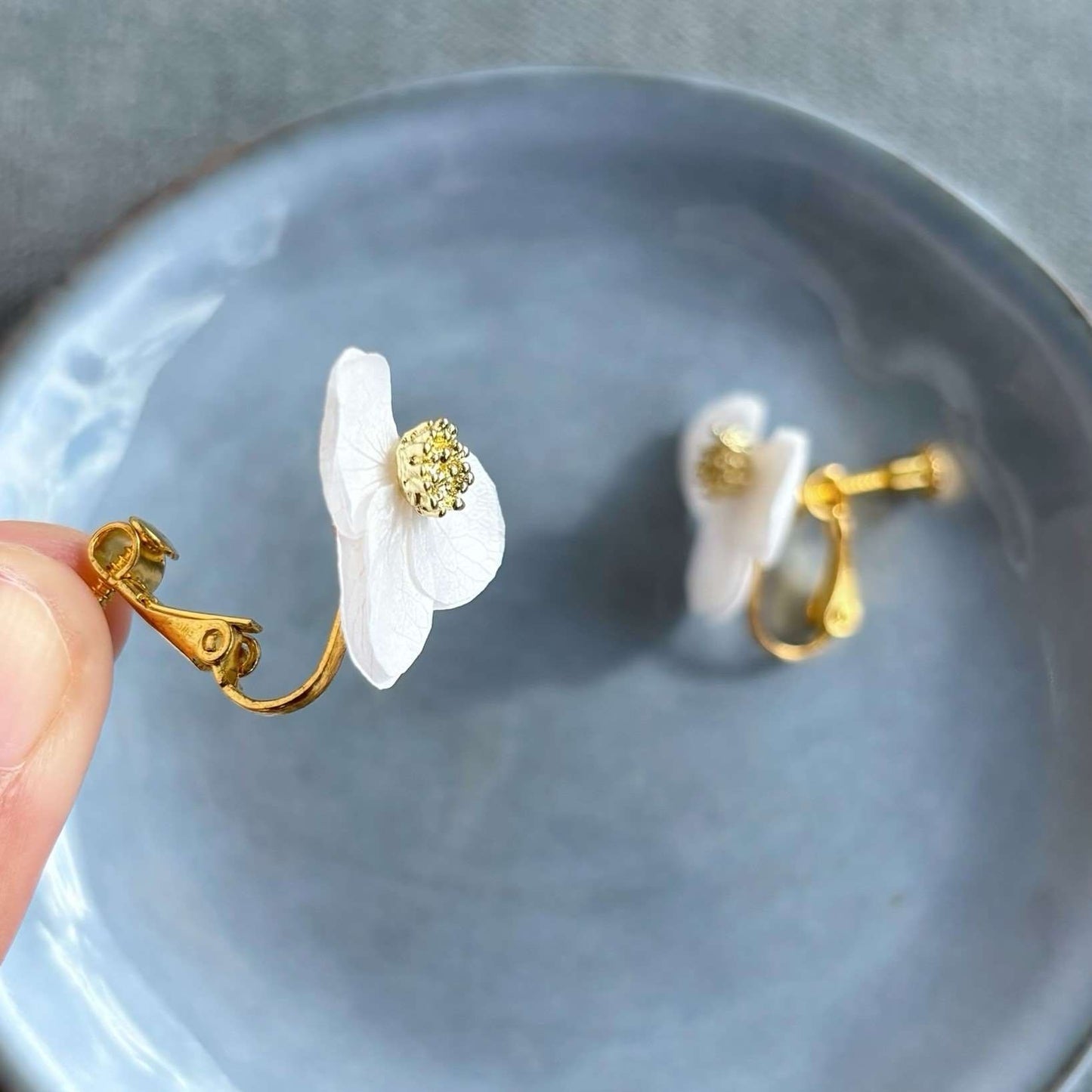 Accessoirisez votre robe de mariée avec des bijoux mariage Hana&Alice : des boucles d'oreilles à clips fleuries, légères et sophistiquées.