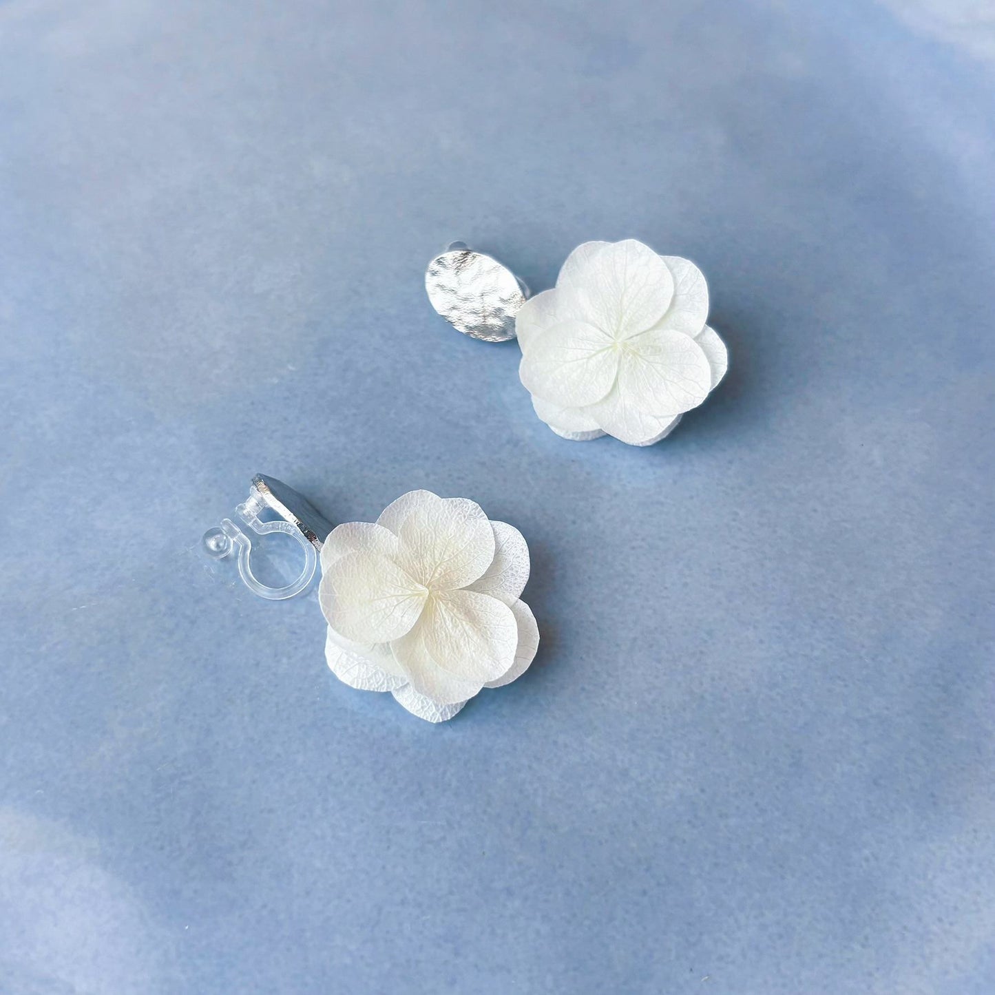 Boucles d'oreilles à clips pour oreilles non percées, avec fleurs d'hortensias stabilisés et perles, signées Hana&Alice.
