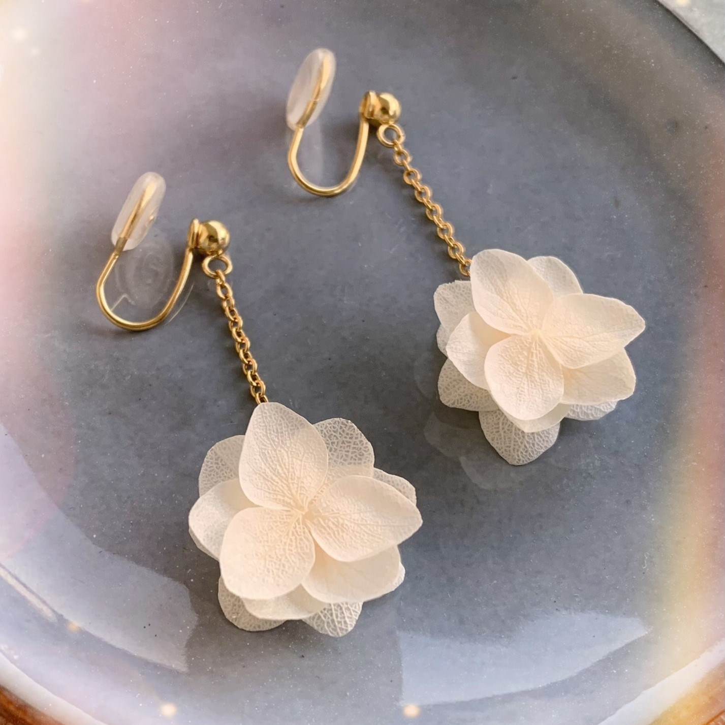 Bijoux fleur faits main, ces clips d'oreilles sans piercing sont une solution idéale pour sublimer votre look de mariage.
