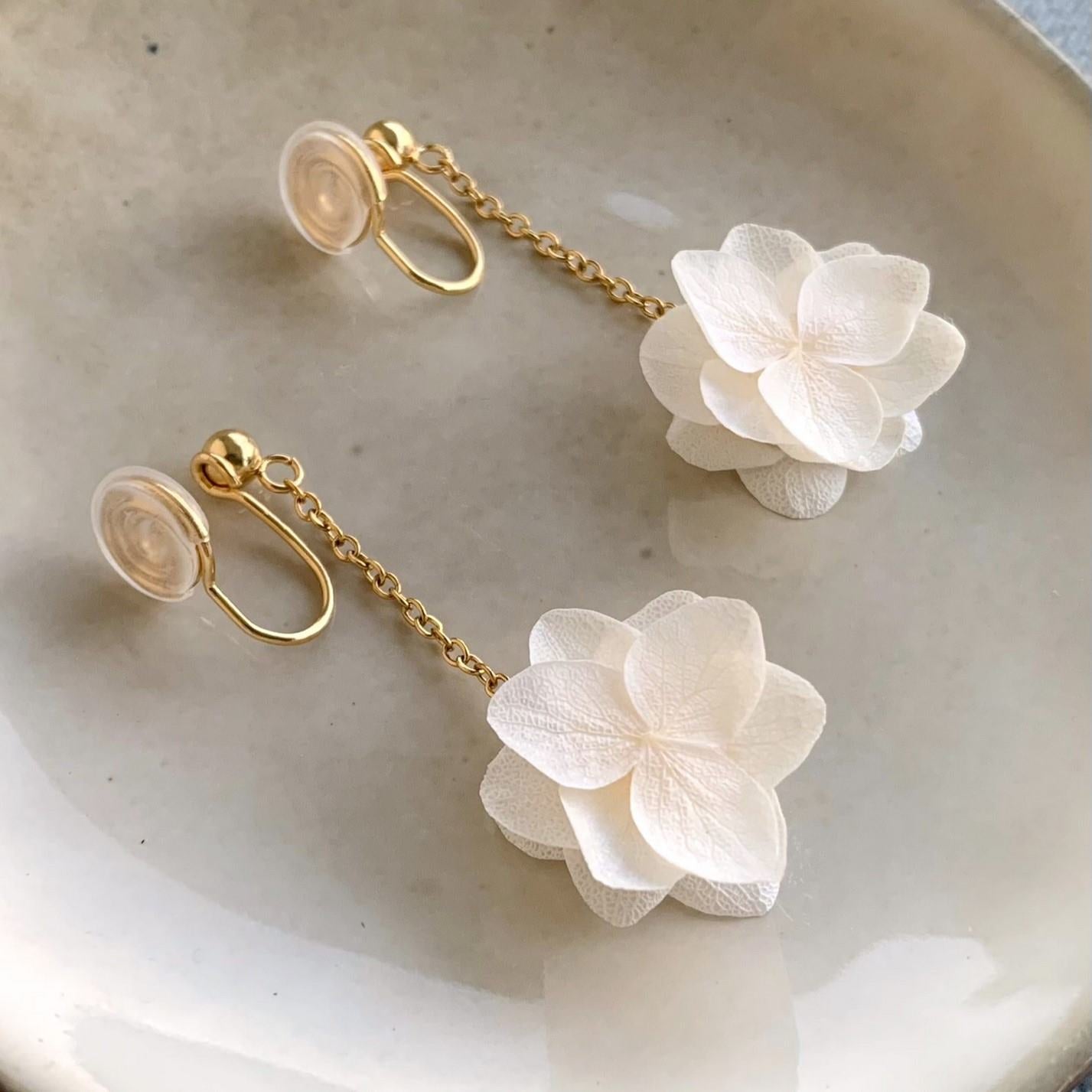Clips d'oreilles mariage en fleurs d'hortensias stabilisés blancs, une touche de nature et d'élégance pour votre grand jour.