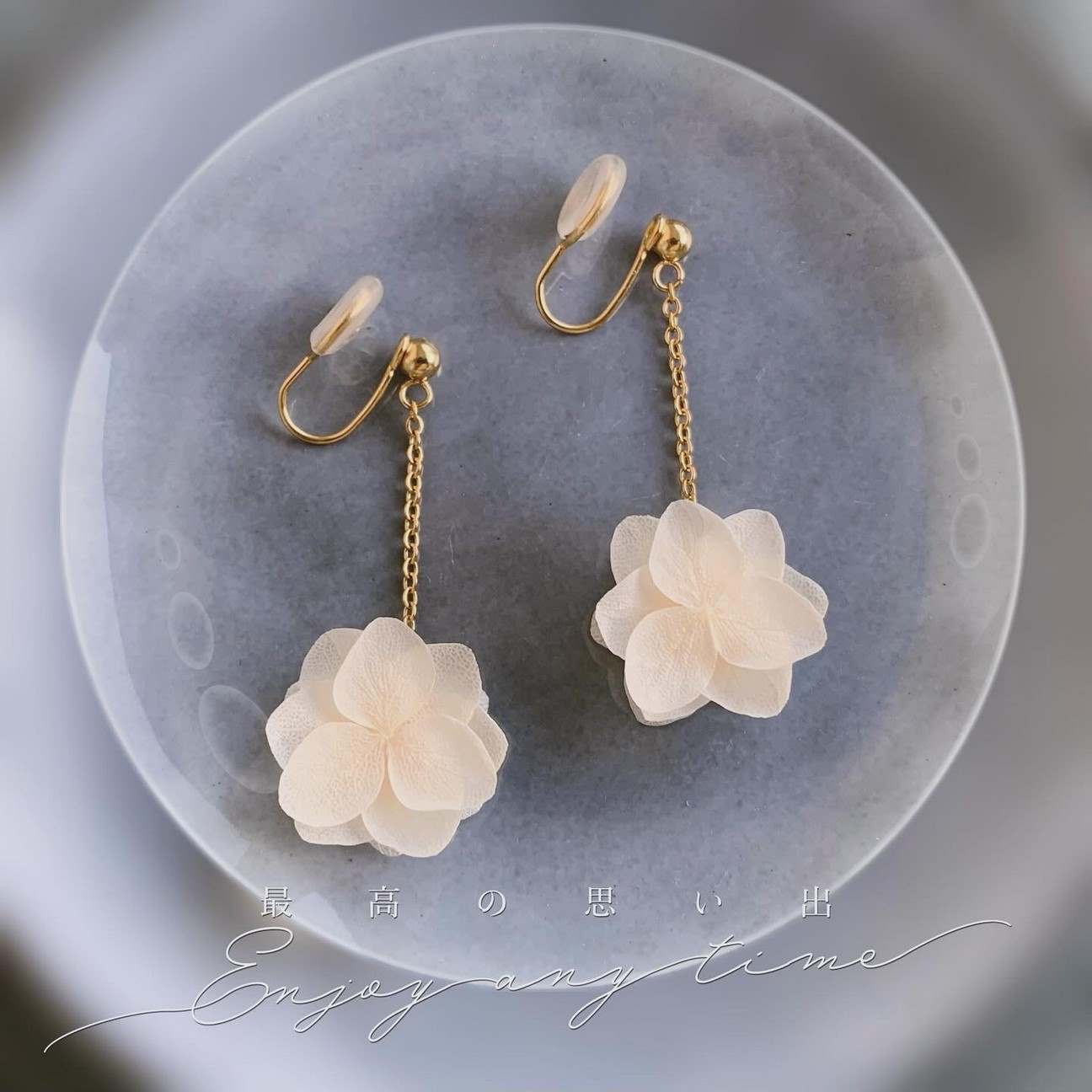 Boucles d'oreilles à clips pour oreille non percée, idéales pour ajouter une touche florale à votre tenue de mariage.