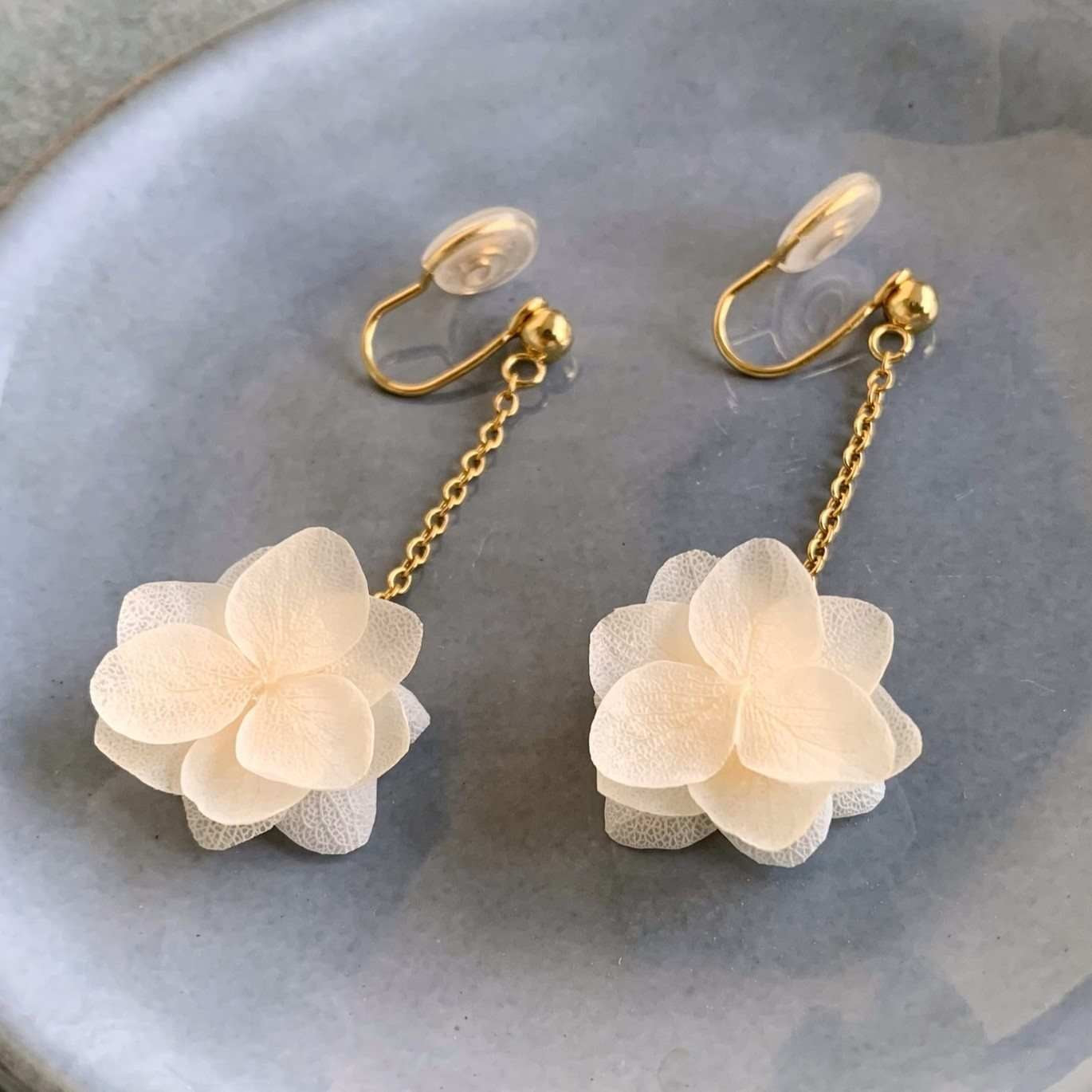 Bijoux mariage faits main : clips d'oreilles ornés de fleurs d'hortensias stabilisés, parfaits pour les mariées.