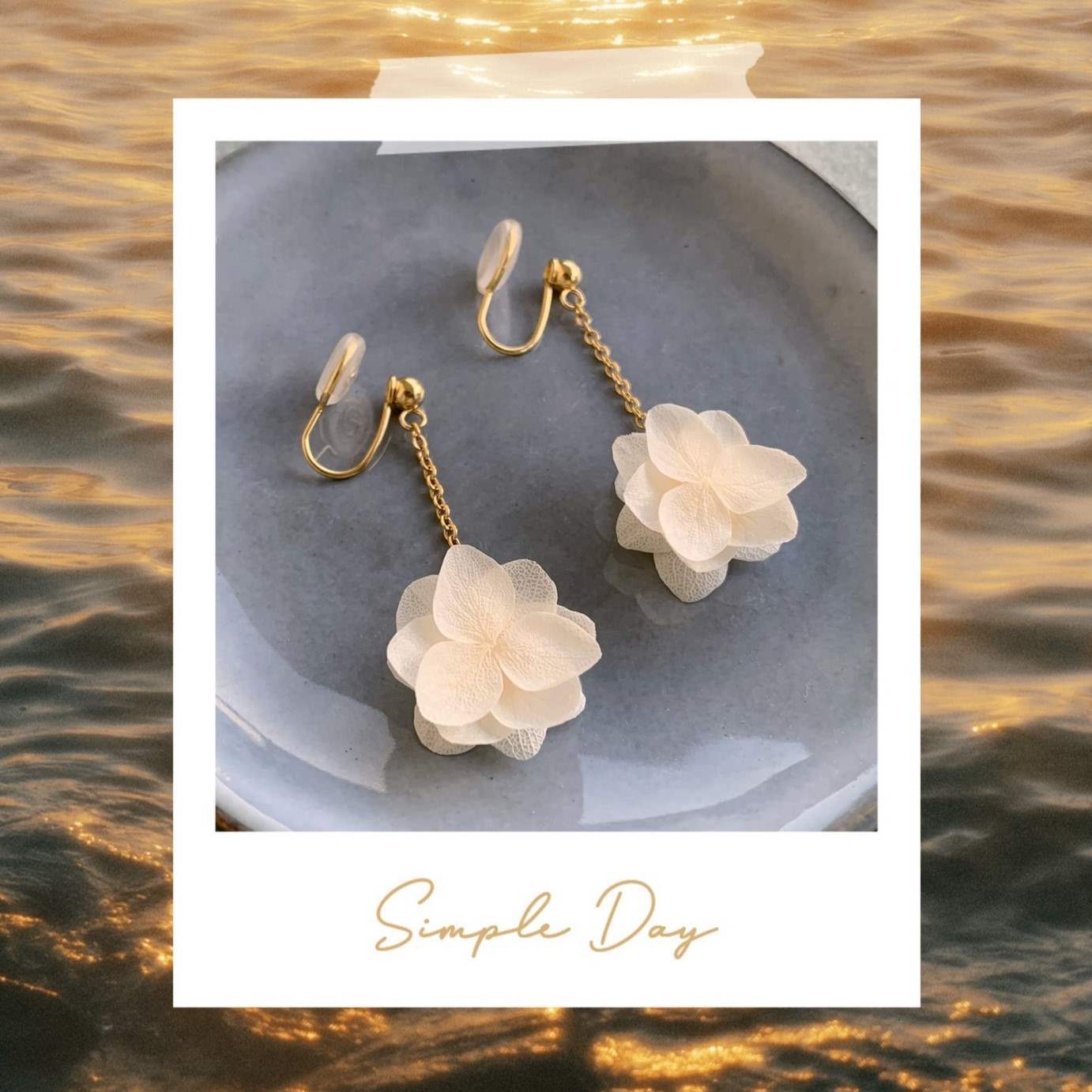 Boucles d'oreilles à clips de la marque Hana&Alice, créées à la main avec des fleurs d'hortensias stabilisés blancs.