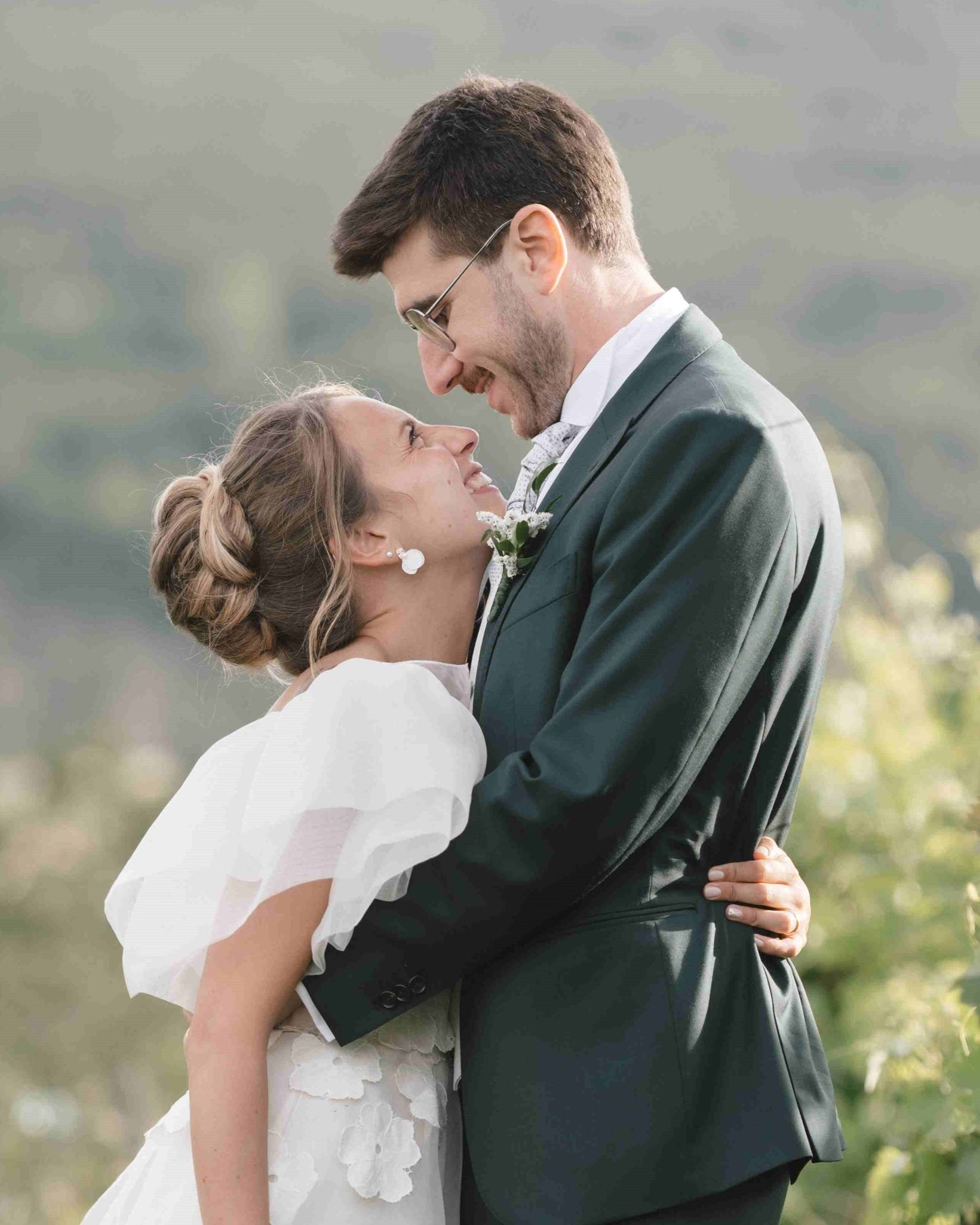 Accessoirisez votre robe avec ces boucles d'oreille perle mariage, un choix idéal pour les mariées raffinées.