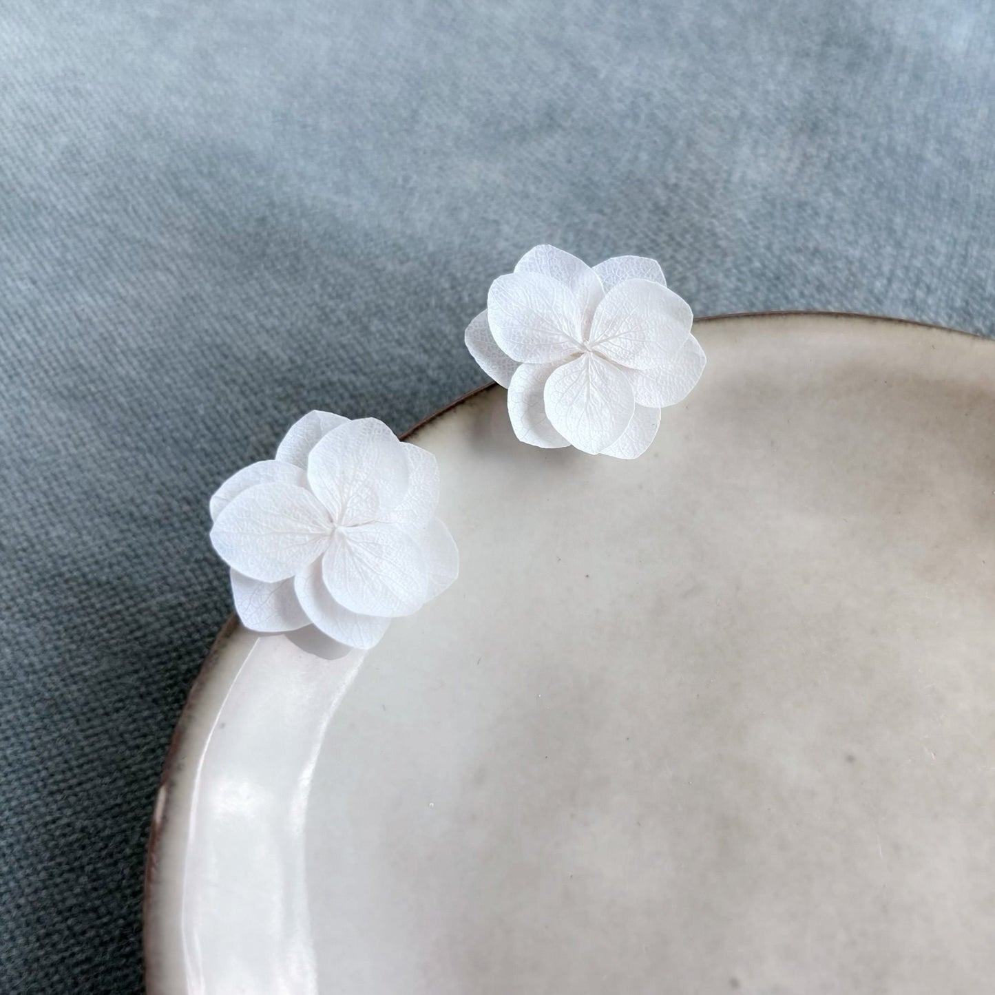 Bijoux mariage fleur stabilisée, boucles d'oreilles artisanales créées par Hana&Alice.