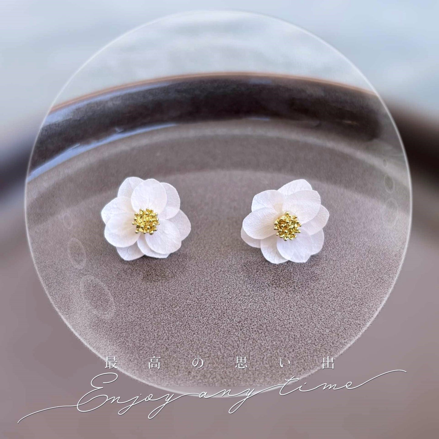 Boucles d'oreilles de mariage en fleurs d'hortensia stabilisées blanches/crème, élégance naturelle.