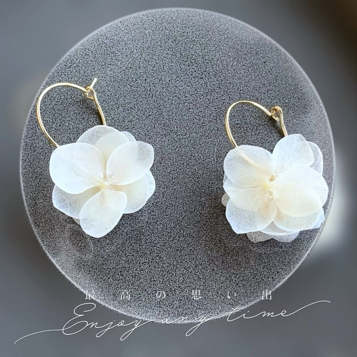 Boucles d'oreilles créoles mariage avec pétales d'hortensia stabilisés blancs, signées Hana&Alice.