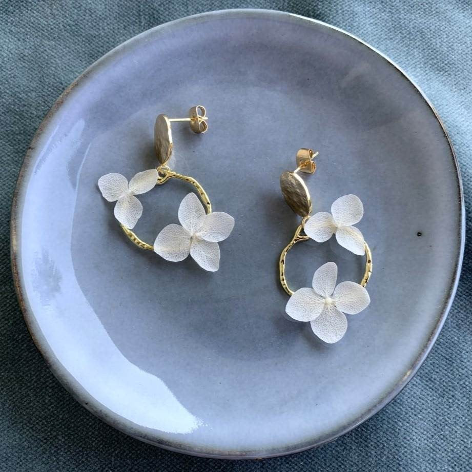 Boucles d'oreilles de mariage, fleuries et délicates, créées à la main avec des pétales d’hortensias stabilisés.