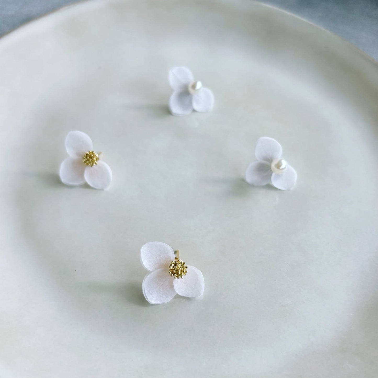 AKARI - Boucles d'oreille mariage avec fleurs d'hortensias stabilisés et perle dorée Bijoux Mariage Bijoux pour mariée - Hana&Alice