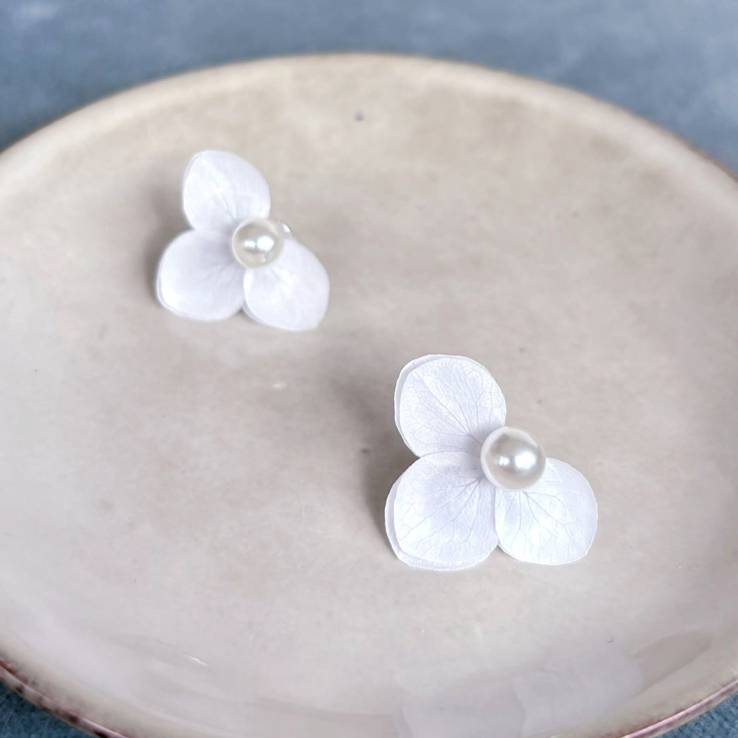 Bijoux perle et fleurs pour mariage : Créations Hana&Alice, parfaites pour un look romantique et délicat.