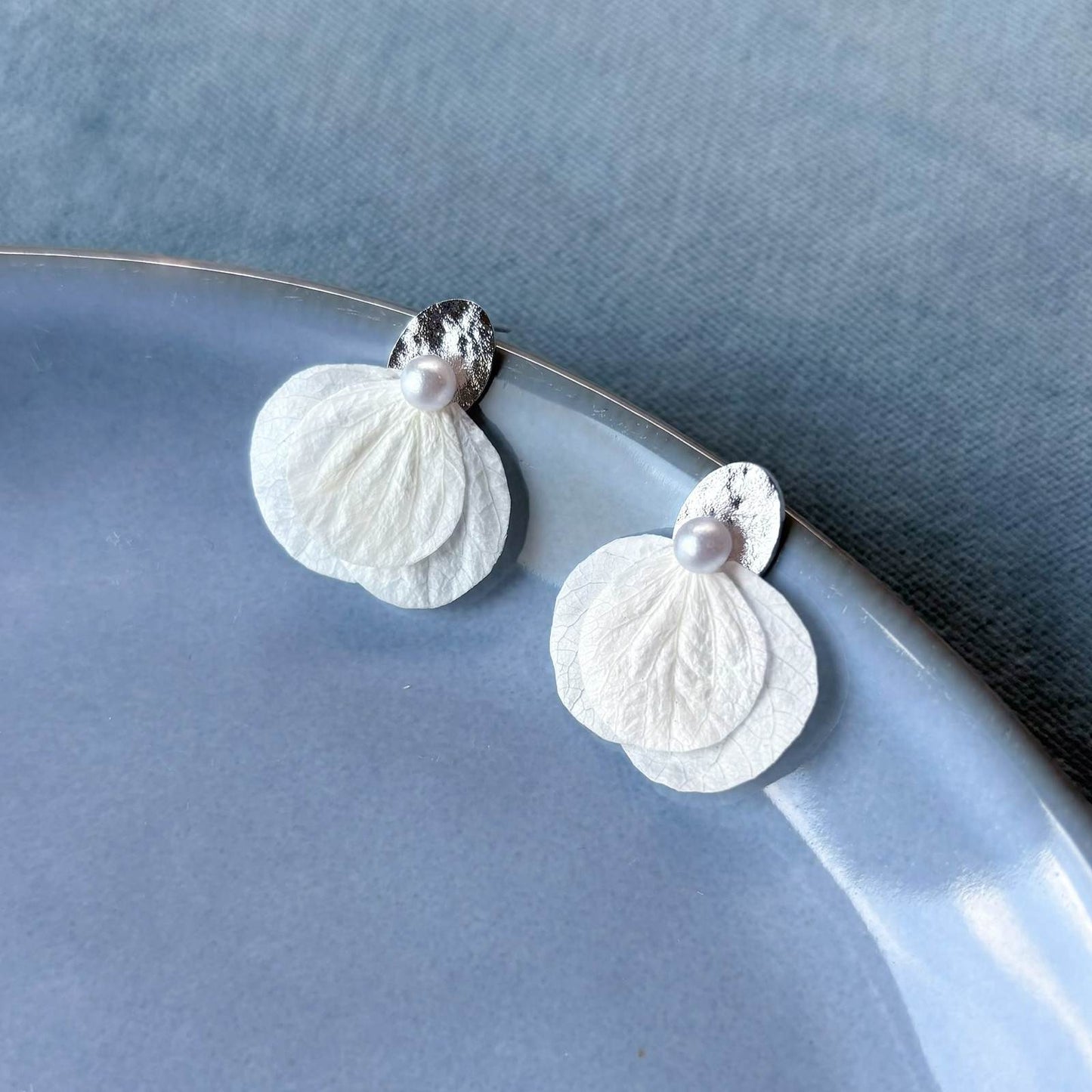 Ces boucles d’oreilles Hana&Alice en martelé sont le summum du chic pour une cérémonie élégante.