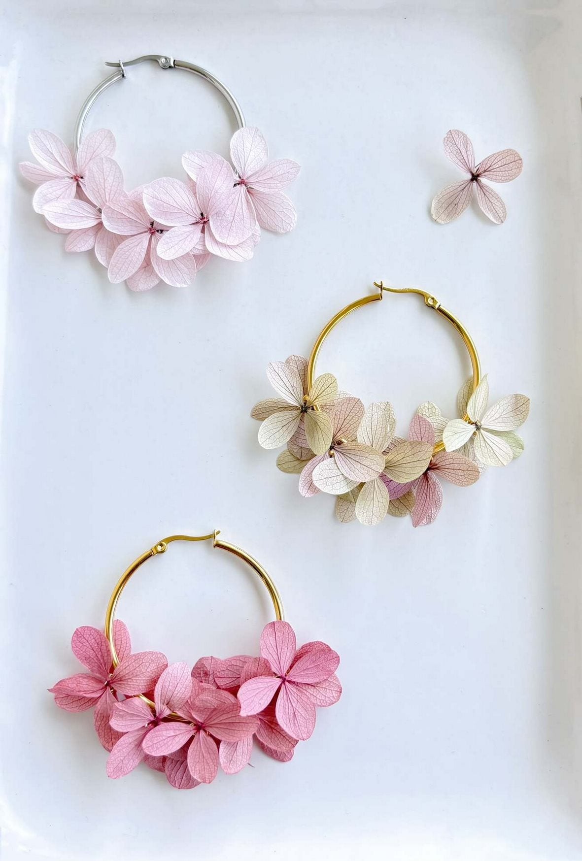 Bijoux créoles mariage avec hortensias stabilisés, accessoires floraux pour mariée et invités.