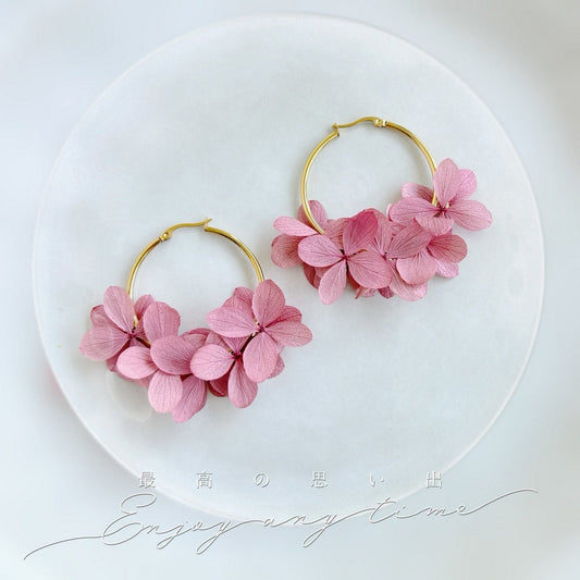 Boucles d'oreilles créoles artisanales avec hortensias stabilisés vieux rose, bijoux mariage Hana&Alice.