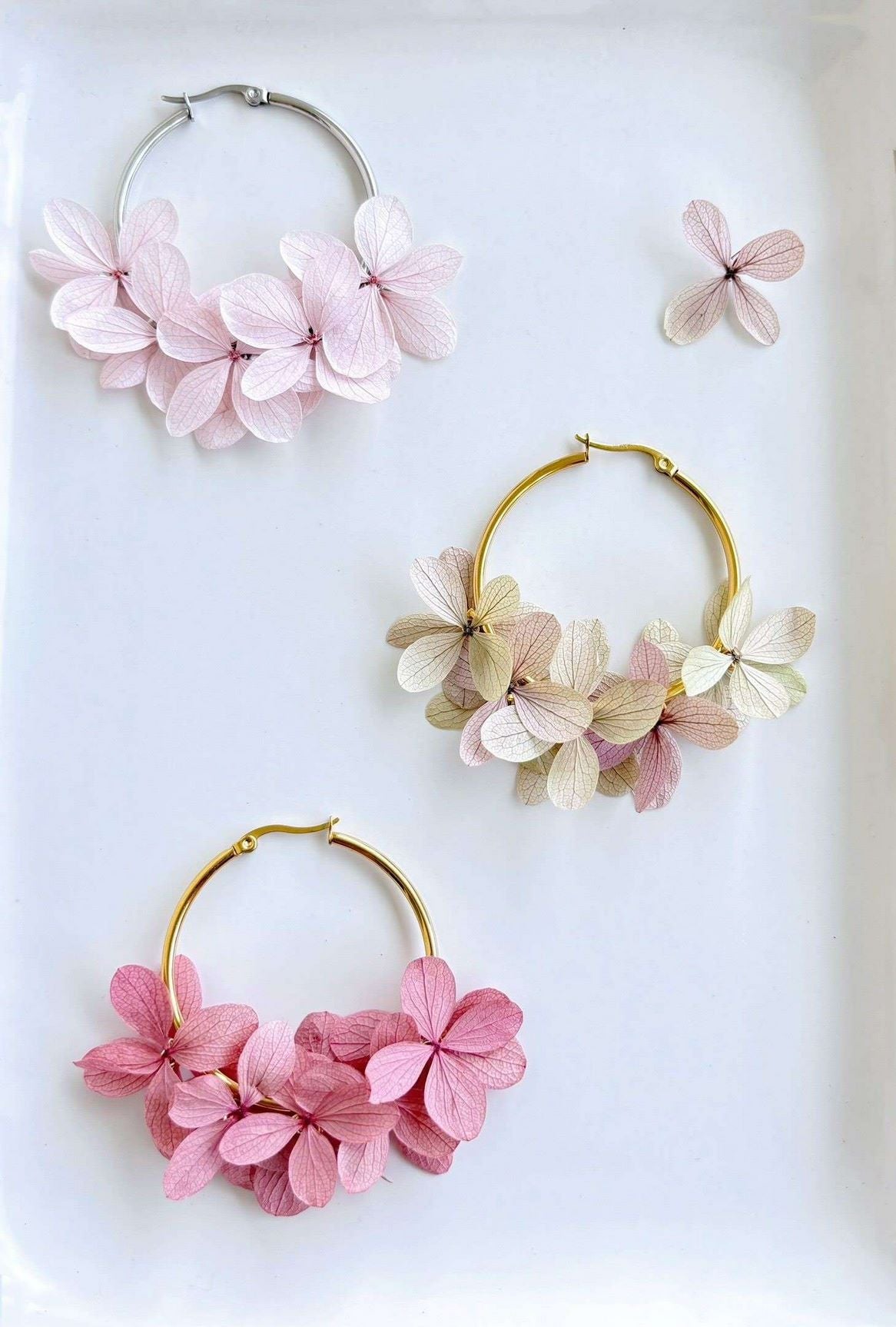 Bijoux mariage créoles avec fleurs stabilisées couleur rose, création artisanale Hana&Alice, idéale pour témoins.