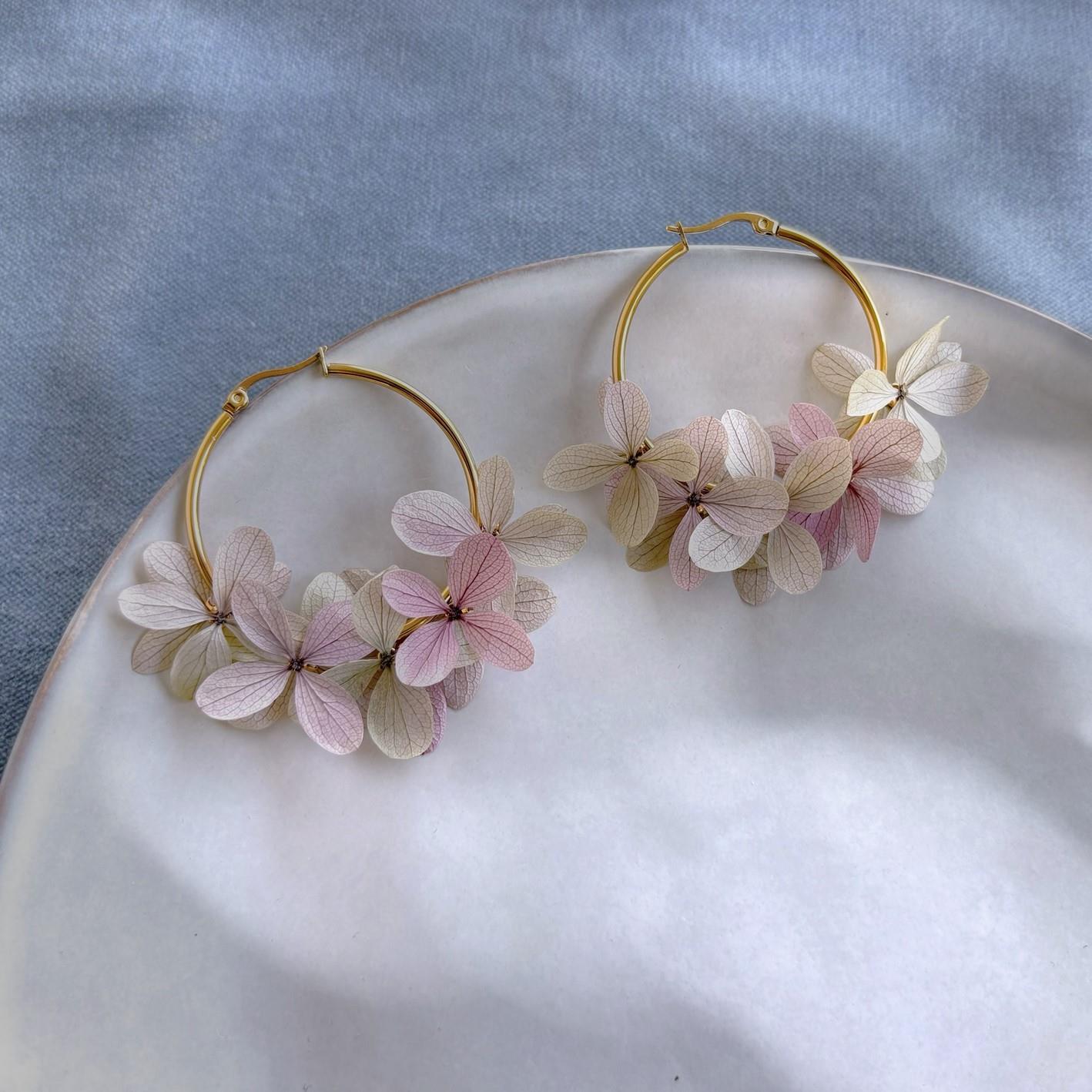 Boucles d'oreilles créoles personnalisées avec fleurs stabilisées – Pour une touche florale à votre tenue.