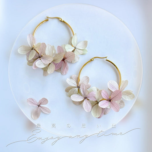 Boucles d'oreilles créoles en acier inoxydable avec fleurs stabilisées – Bijoux mariage élégant.