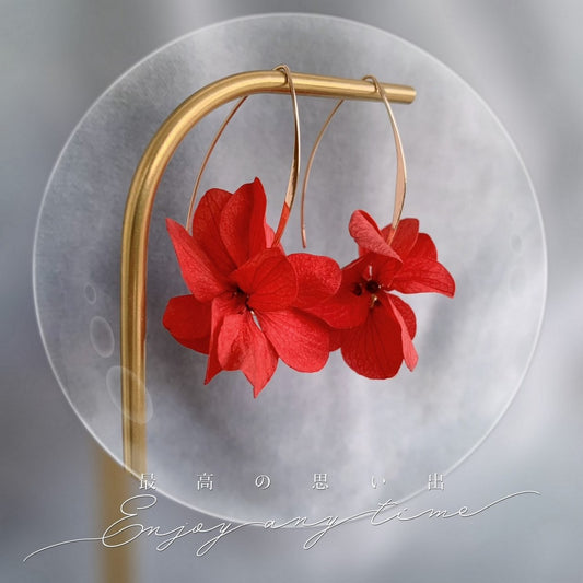 Bijoux de mariage floraux : boucles d'oreilles avec fleurs d'hortensia stabilisé rouge, marque Hana&Alice.