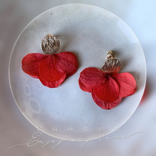 Boucles d'oreilles à puce avec hortensias rouges, parfaites pour un mariage ou une soirée élégante.