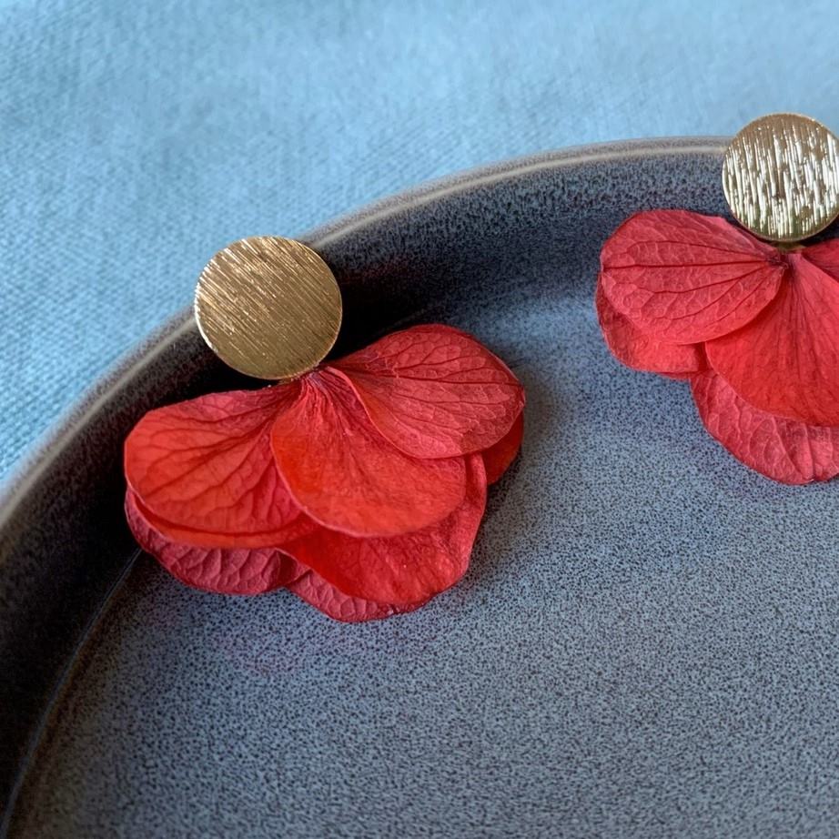 Cadeau de Noël élégant : boucles d'oreilles à puce avec hortensias rouges et puces dorées.