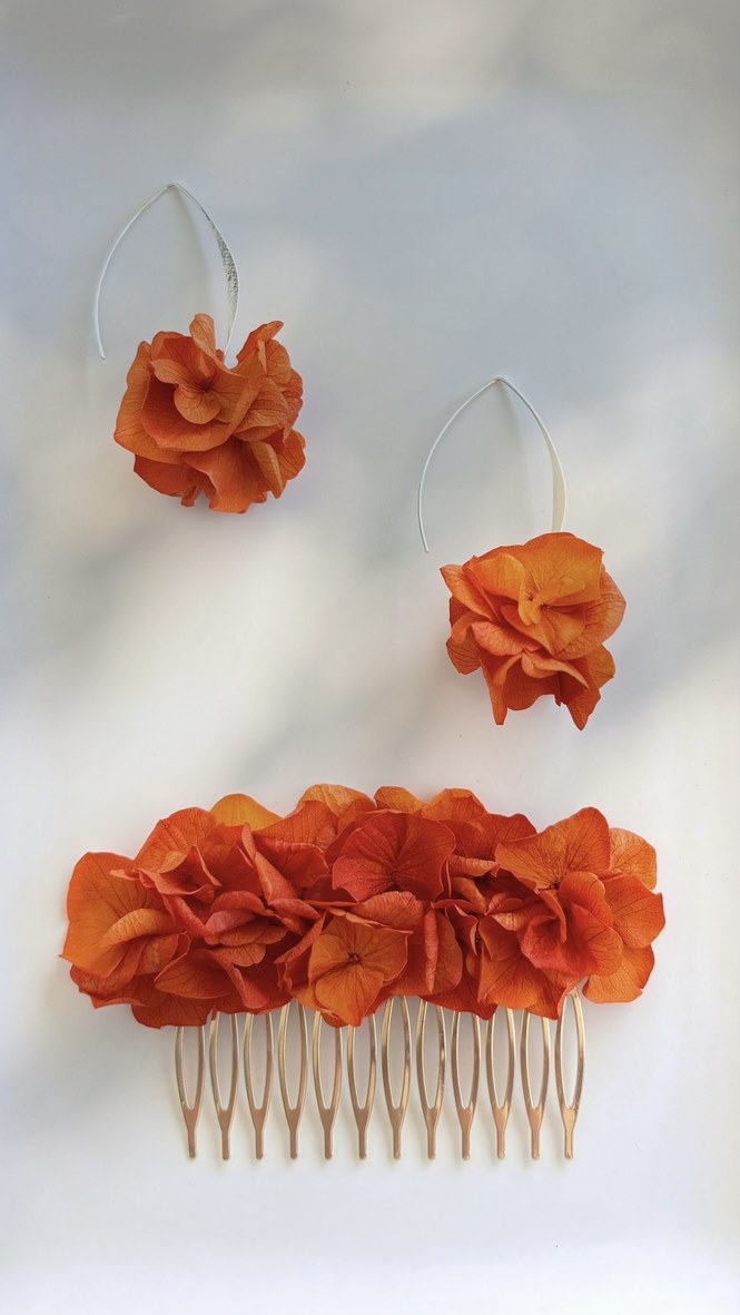 Bijoux pour mariée : boucles d'oreilles pendantes avec fleurs d'hortensia stabilisées en terracotta, cadeau idéal pour témoin ou demoiselle d'honneur - Hana&Alice.