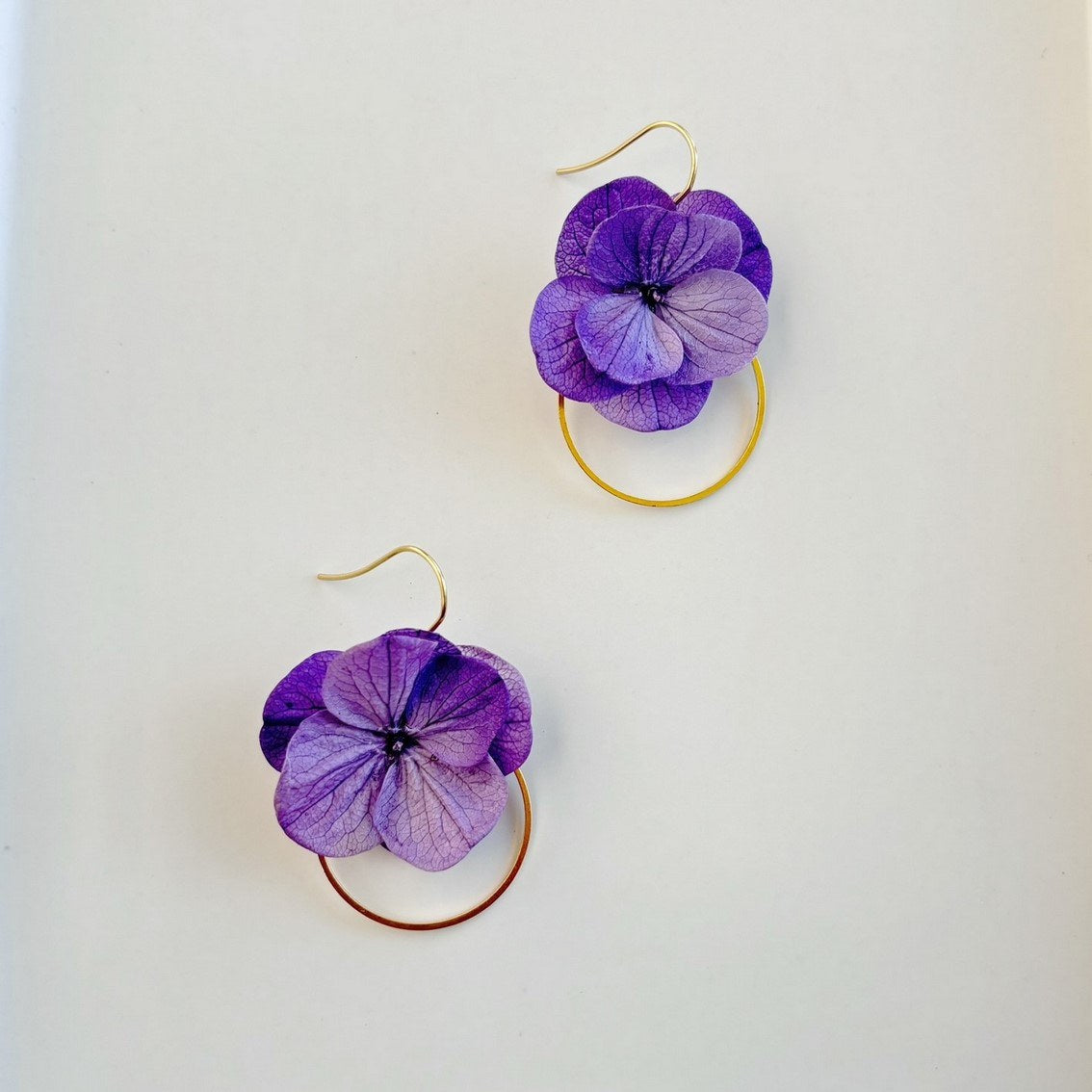 Bijoux mariage fleurs violettes, boucles d'oreilles créoles Hana&Alice pour une mariée raffinée.