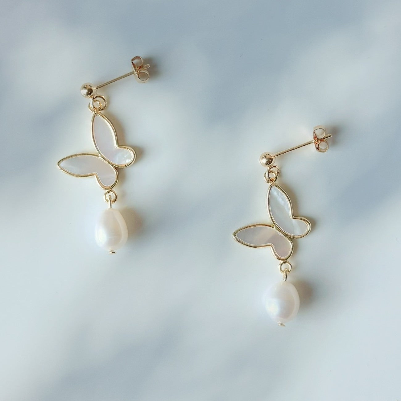 Collier élégant avec papillon nacré et perle d’eau douce, parfait pour une tenue de mariée chic