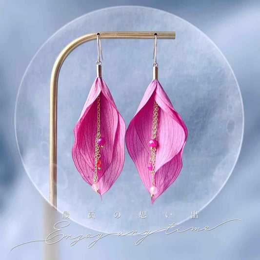 Boucles d'oreilles artisanales en forme de fleur d'arum, pour un mariage élégant - Marque Hana&Alice.