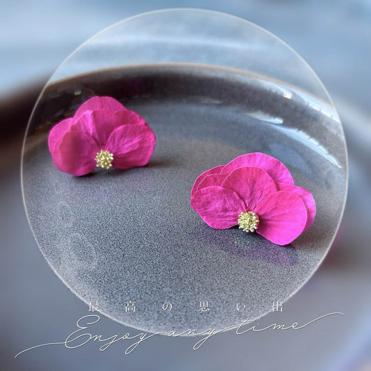 Boucles d’oreille en fleurs d’hortensia stabilisées rose fuchsia – bijou mariage artisanal Hana&Alice