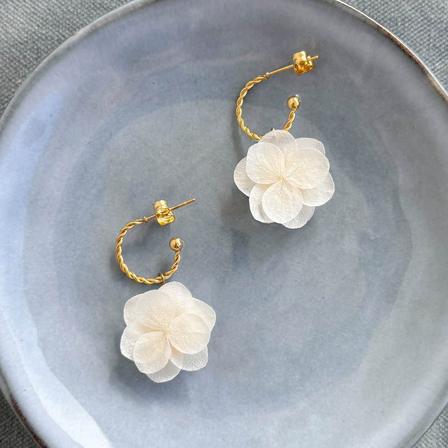 Boucles d'oreilles de mariage Hana&Alice avec fleurs stabilisées et crochet doré – Élégance florale pour un mariage raffiné.