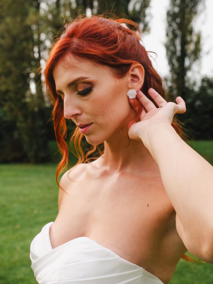 Bijoux artisanaux pour mariage, boucles d'oreilles avec fleurs stabilisées, par Hana&Alice.