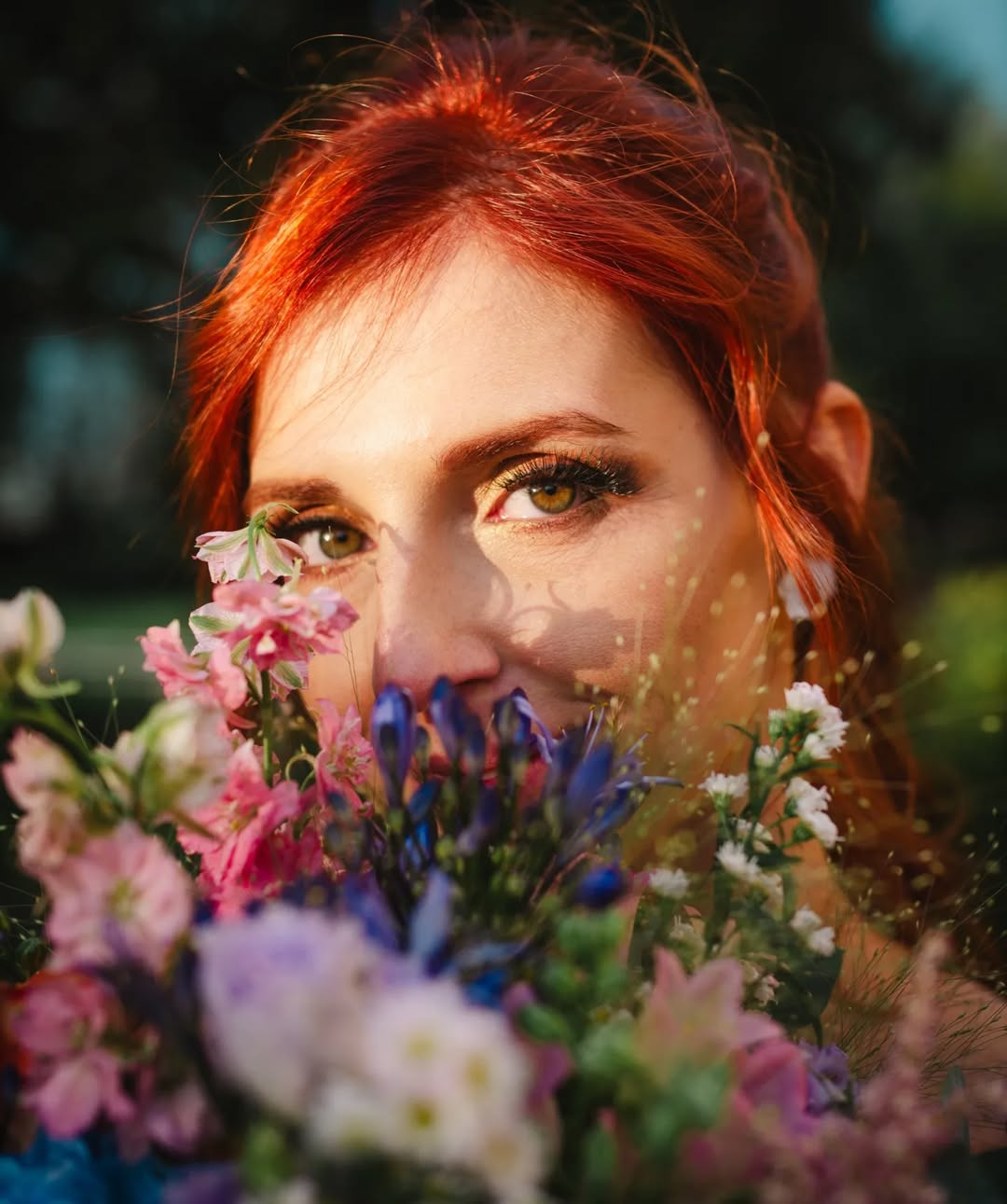 Bijoux artisanaux pour mariage, boucles d'oreilles avec fleurs stabilisées, par Hana&Alice.