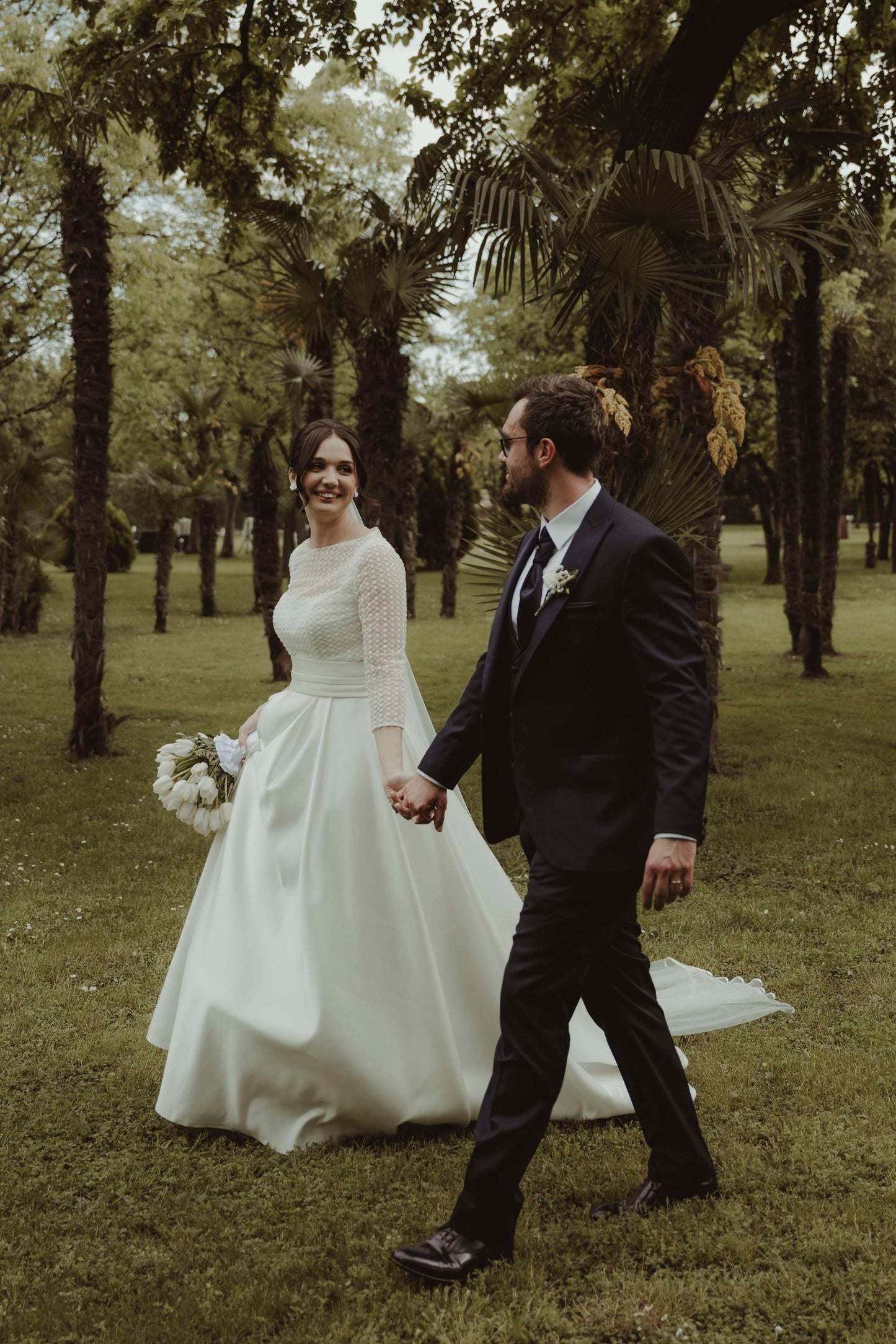 Subtils et raffinés, ces bijoux mariage à clous avec hortensias stabilisés et perle apporteront une touche d’élégance florale à votre tenue.