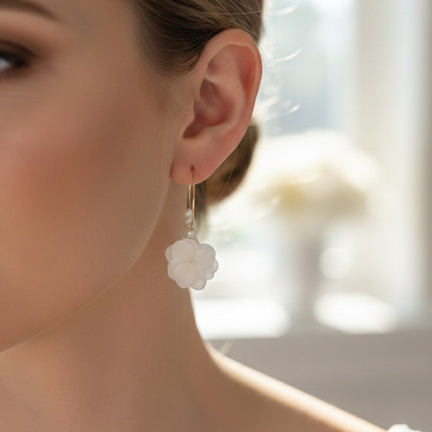 MAYNA - Orecchini a cerchio per la sposa in ortensie bianche stabilizzate e perle. Gioielli da sposa. Gioielli da sposa chic.