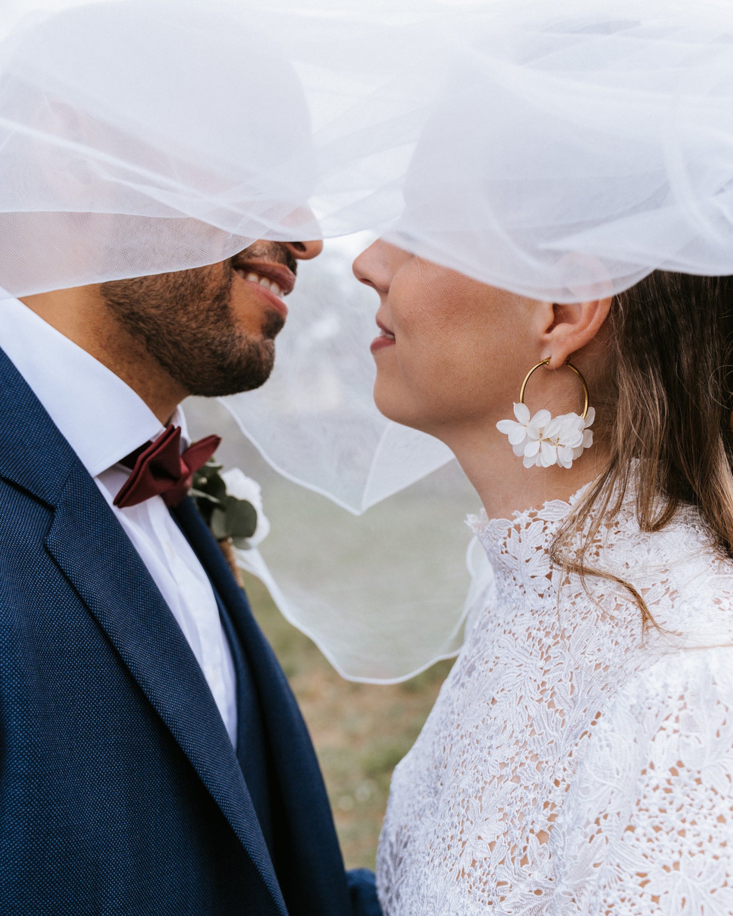 Boucles d'oreilles fait main fleur avec créoles dorées et hortensias stabilisés, parfaites pour mariage ou événements spéciaux.