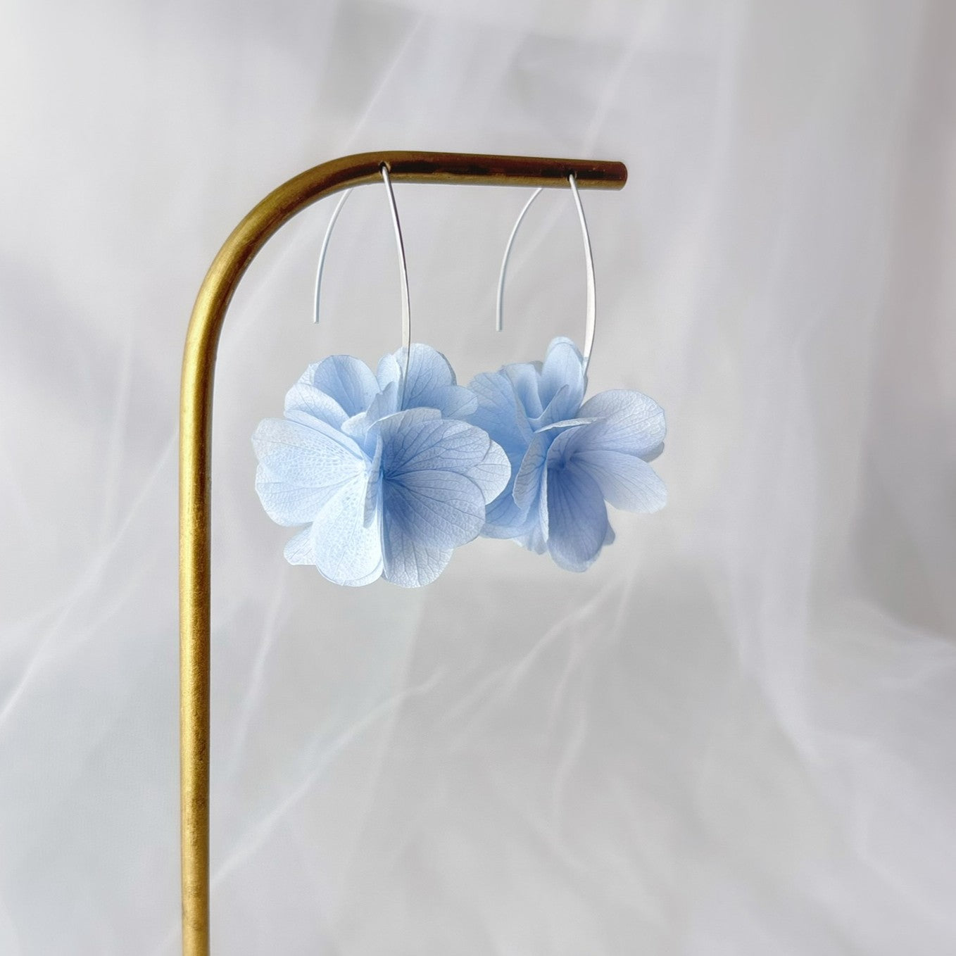 SORA NEW - Ohrringe mit stabilisierter hellblauen Blume zur Hochzeit, Blumen-Hochzeitschmuck in Blau, Hellblauer Schmuck für Trauzeugin