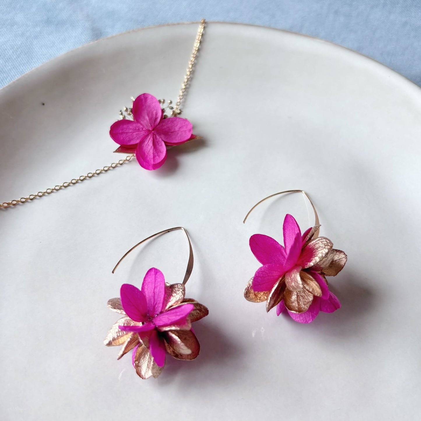 Bijou floral unique Hana&Alice, boucles d’oreilles avec fleurs d’hortensias stabilisées, parfaites pour mariée ou demoiselle d’honneur.