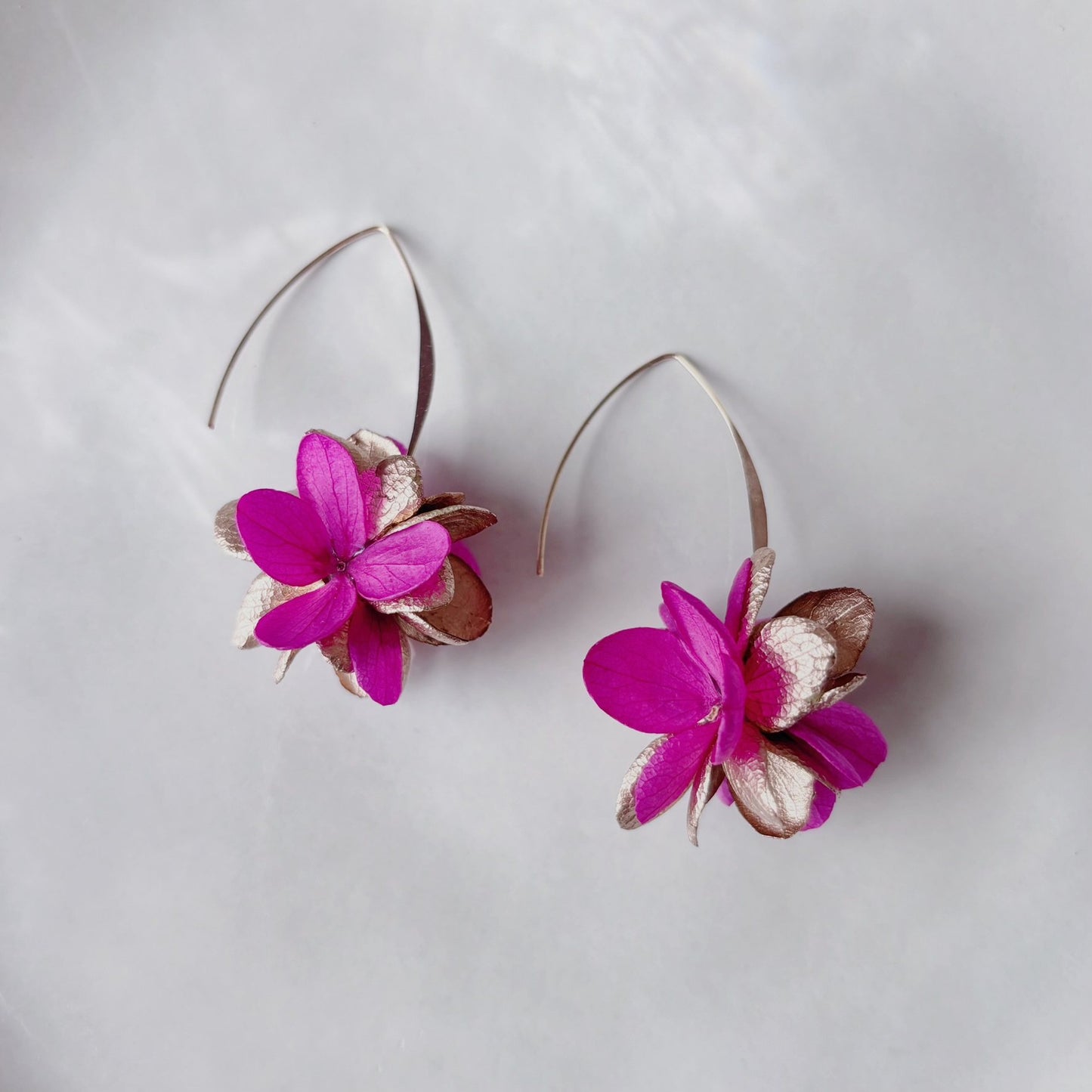 Bijou floral coloré fait main, boucles d’oreilles pendantes fuchsia doré, idéale pour mariage, anniversaire ou Noël.