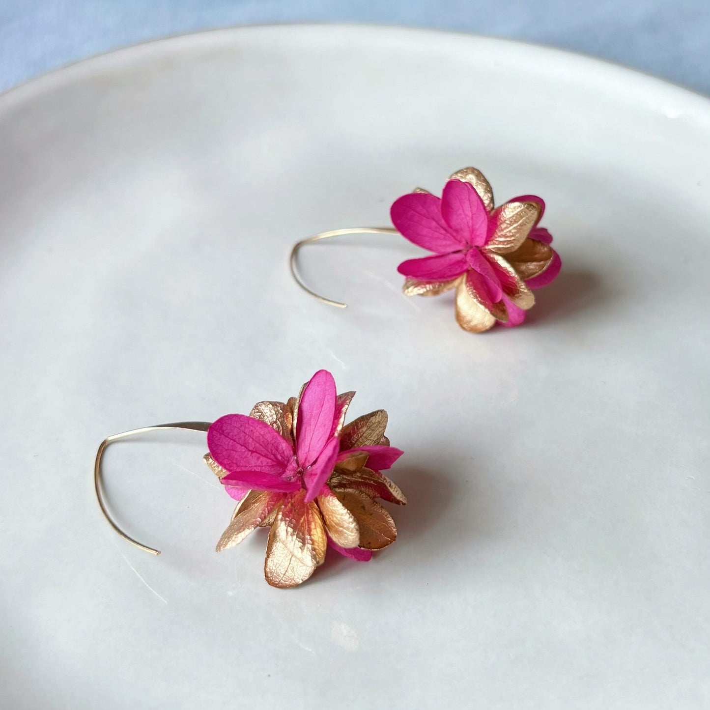 Création artisanale élégante, boucles d’oreilles florales stabilisées, style moderne et joyeux pour mariée audacieuse.